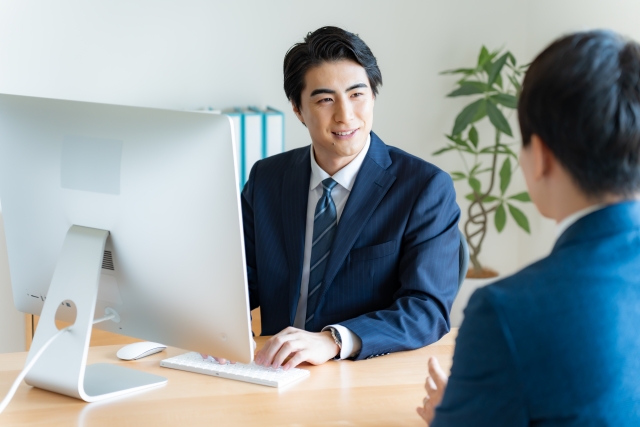 会話をする男性