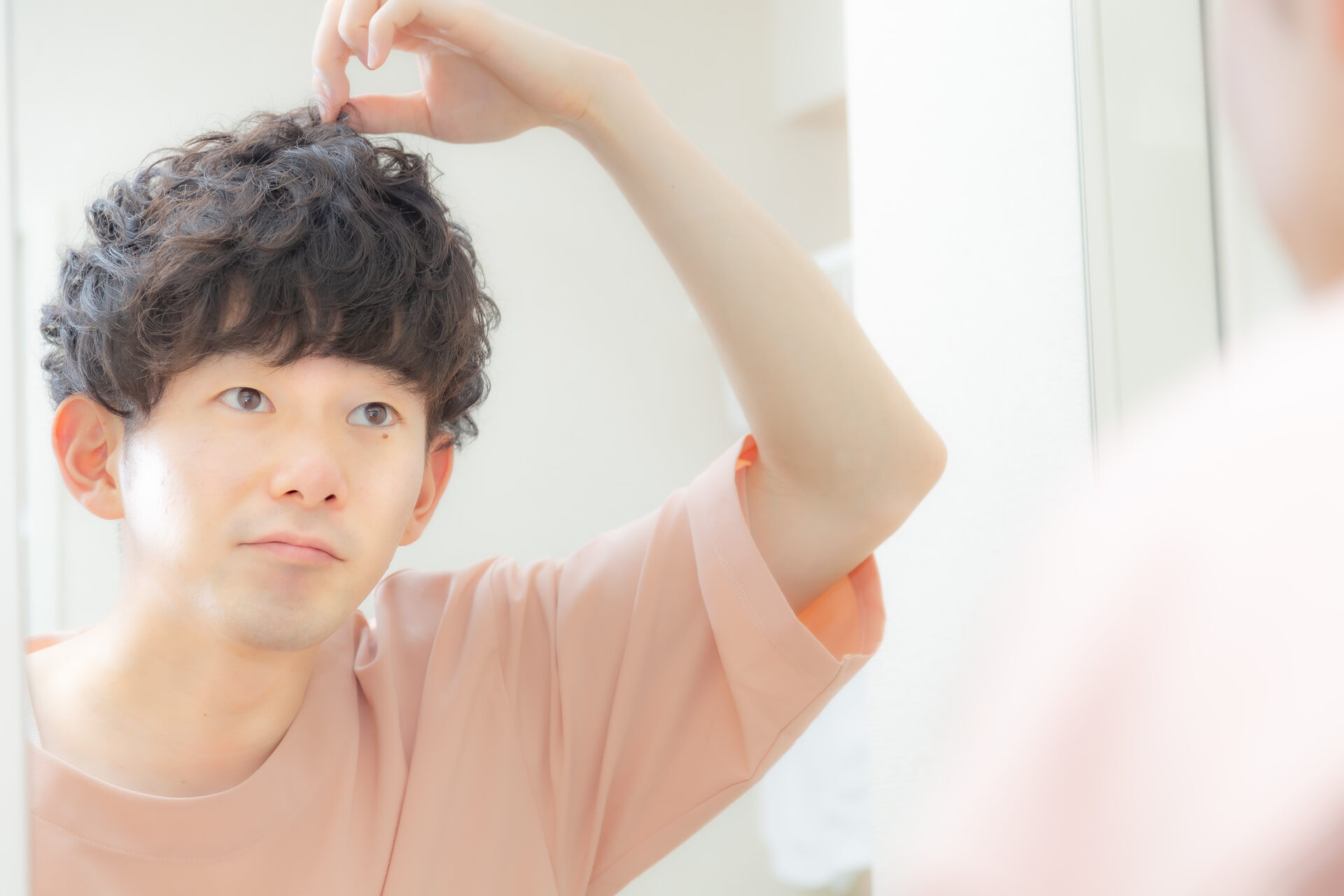 ヘアセットする男性