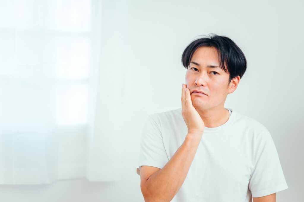 スキンケアしてる男性
