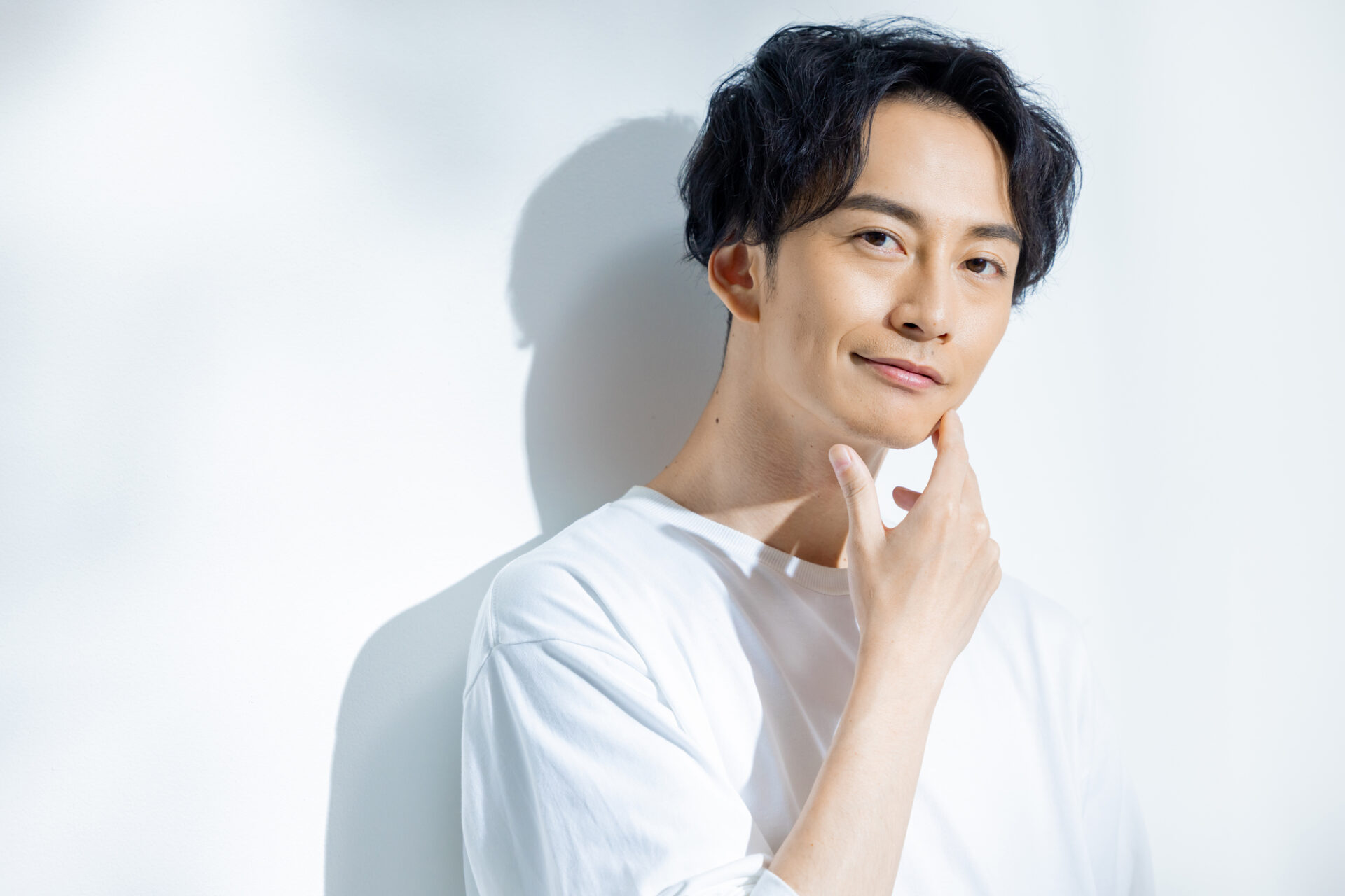 スキンケアしてる男性