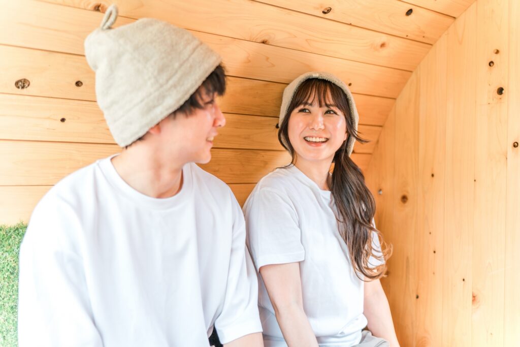 サウナに入る男女
