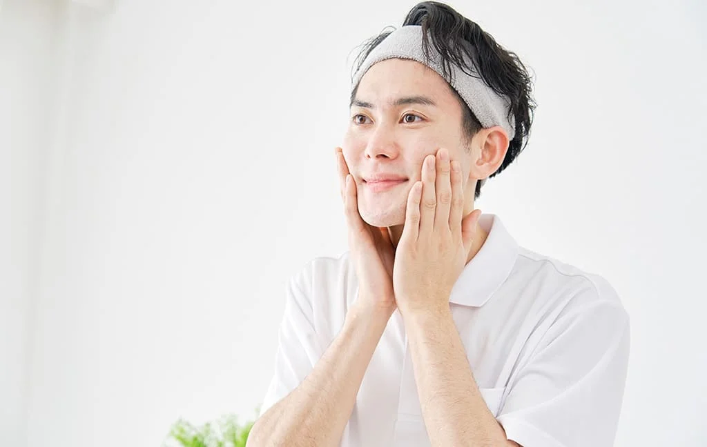 スキンケアをする男性