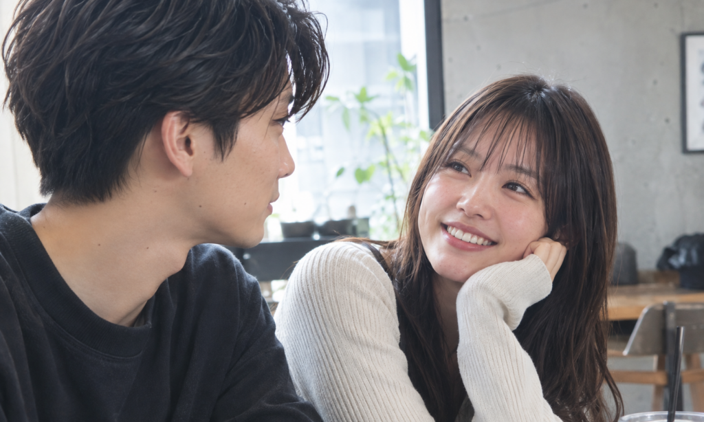男性を見る女性