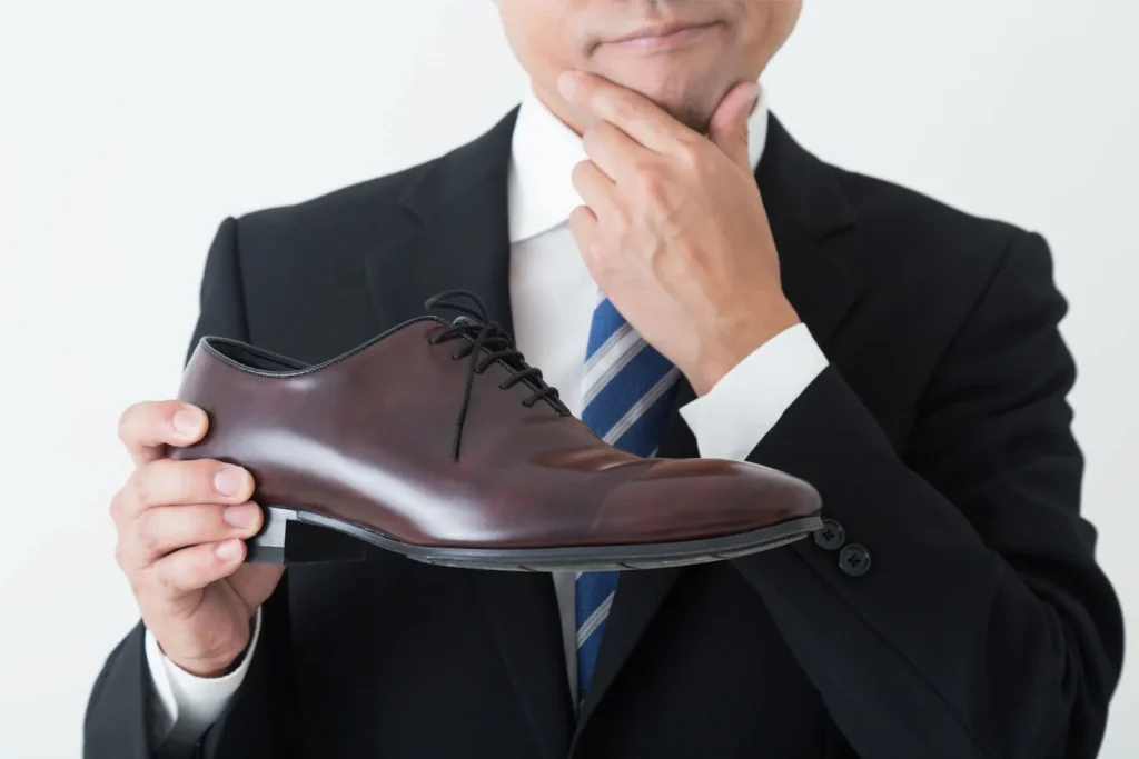 靴を見つめる男性