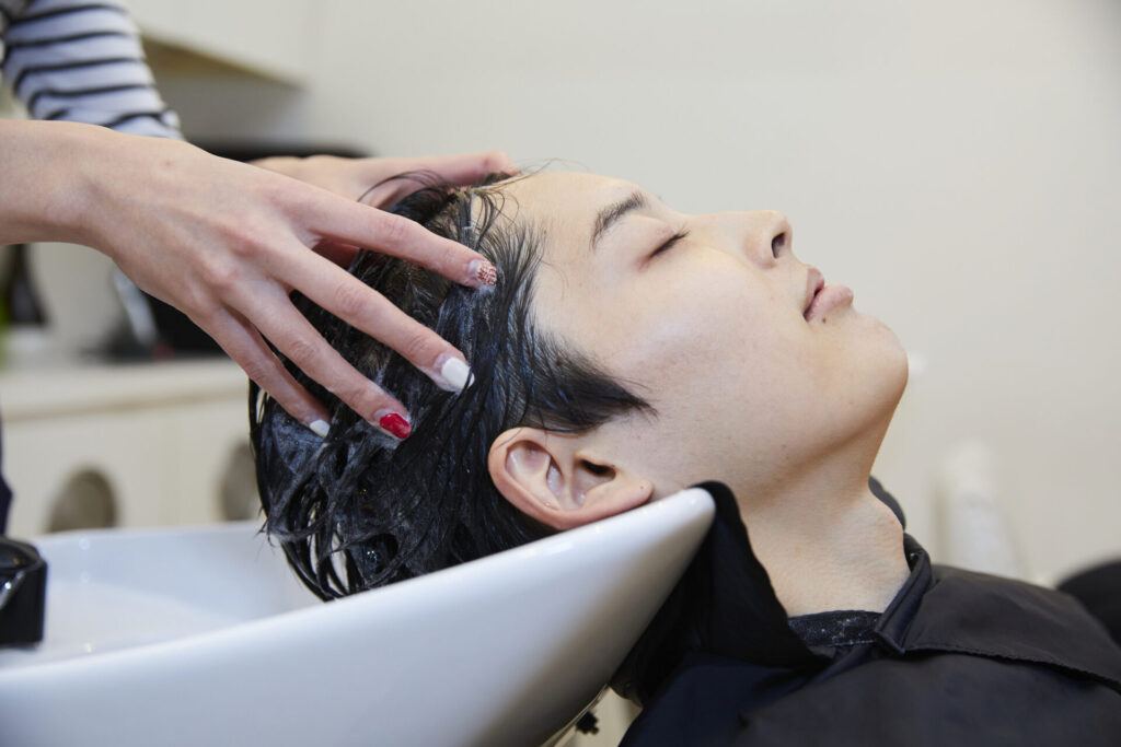 シャンプーしている男性