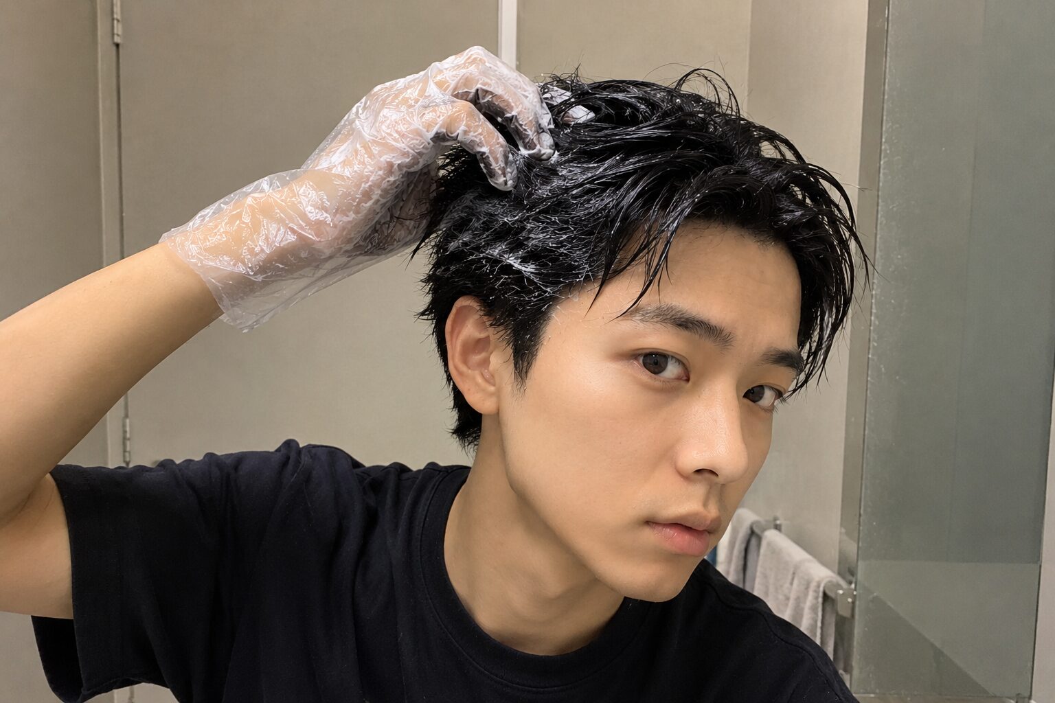 ヘアカラーしている男性