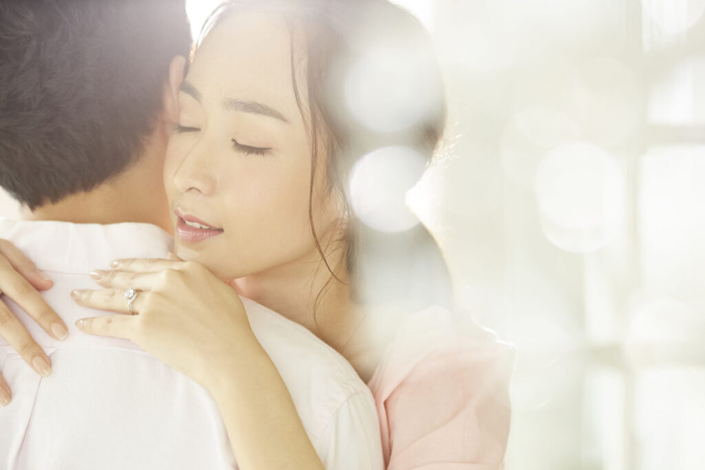 男性に抱きつく女性