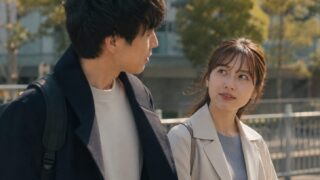 女性が男性を見ているシーン