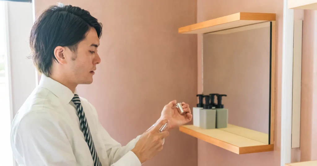 香水をつける男性