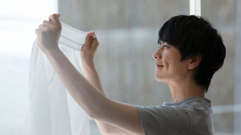 洗濯している男
