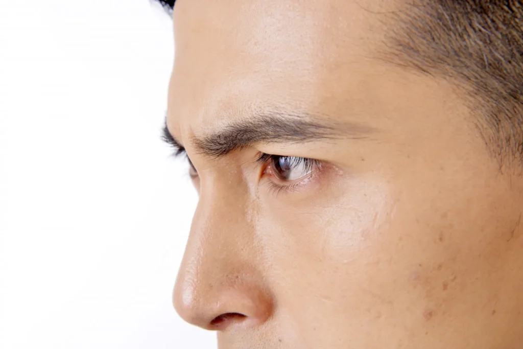 キリッとした眉毛男
