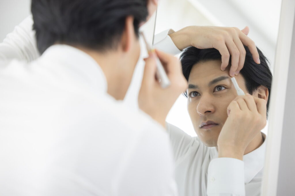 眉毛整えてる男性