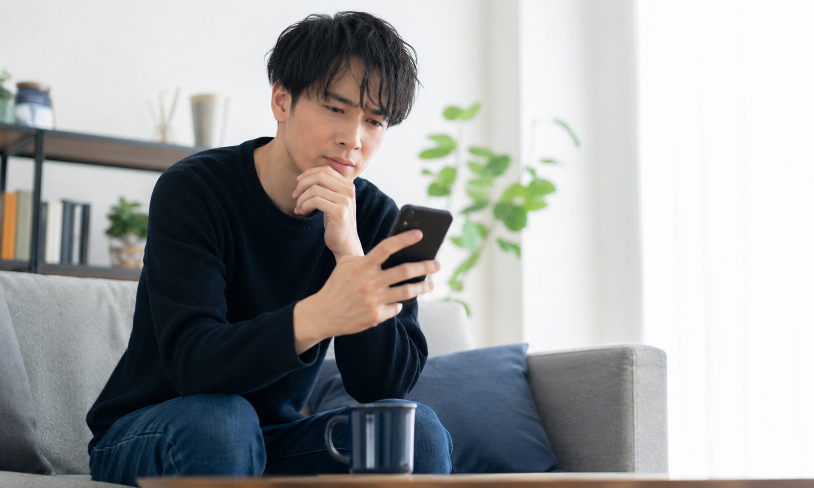 スマホ検索する男性
